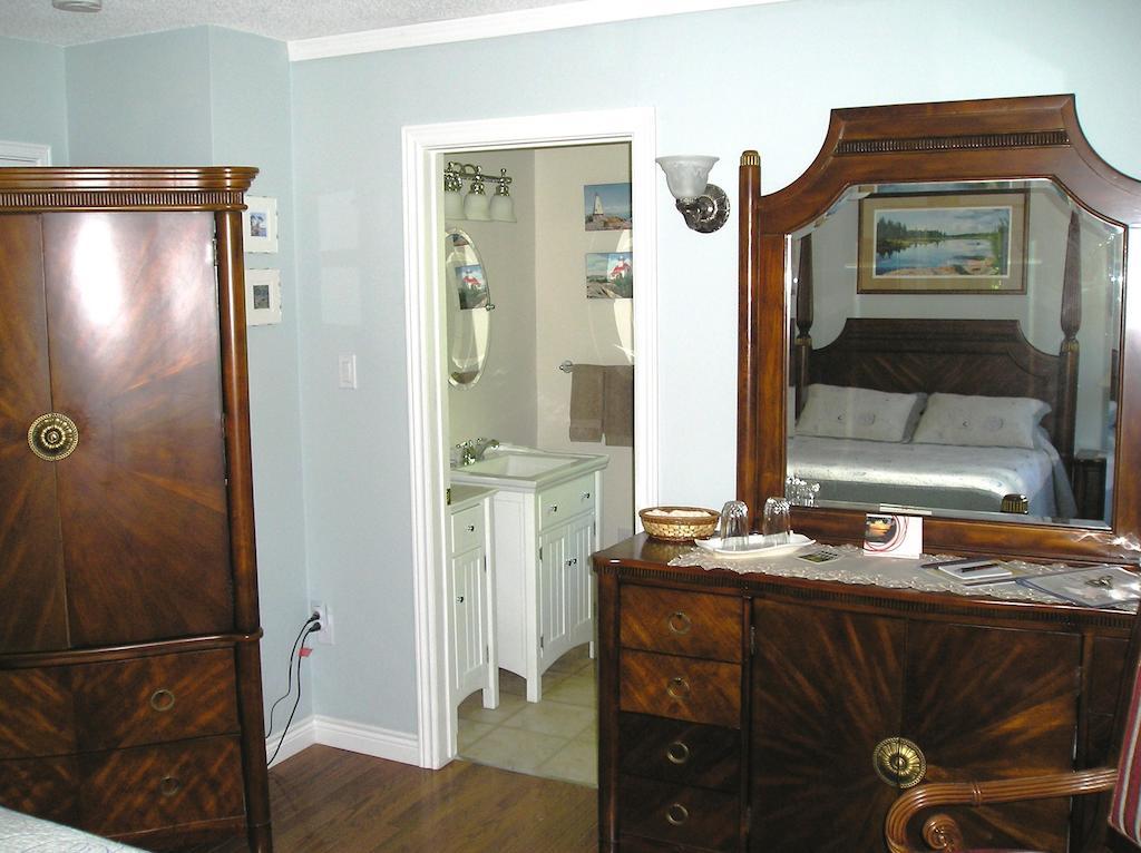 Tucked Inn The Harbour B&B Victoria Harbour Bilik gambar